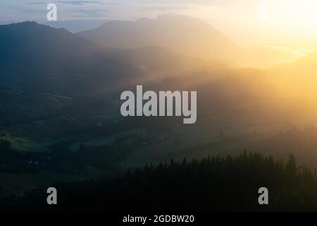 Aramaio Tal bei Sonnenaufgang im Baskenland, Spanien Stockfoto