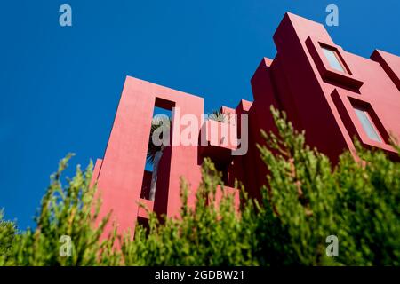 Calpe, Spanien - 19. Juli 2021: Blick auf das postmoderne Appartementhaus 'La Muralla Roja', die rote Mauer, vom Architekten Ricardo Bofill Stockfoto