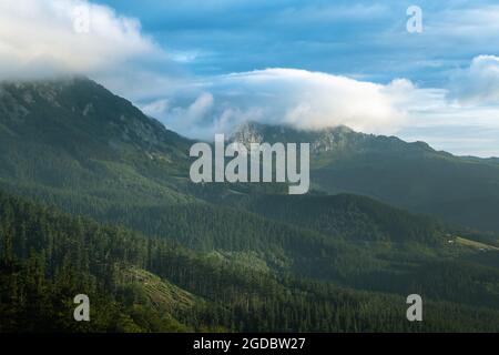 Naturpark Urkiola aus dem Aramaio-Tal im Baskenland, Spanien Stockfoto