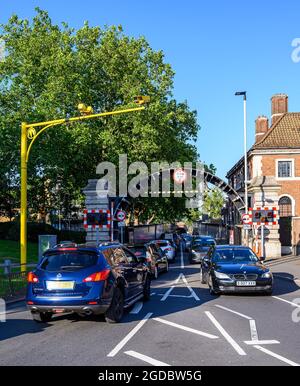 Der Rotherhithe-Tunnel nähert sich mit Autos, die am Südeingang in Rotherhithe, London, Großbritannien, zu sehen sind. Der enge Straßentunnel führt unter der Themse hindurch. Stockfoto