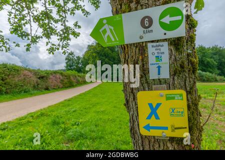 Fingerposts entlang des Wanderweges Wasserfallsteig, Biosphärenreservat Schwäbische Alb, Baden-Württemberg, Süddeutschland, Europa Stockfoto