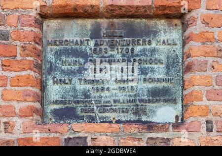 Plakette auf der Merchant Adventurer's Hall, erbaut 1583, die damals das Gymnasium war und heute das Hands On History Museum, Hull, Yorkshire UK, ist Stockfoto