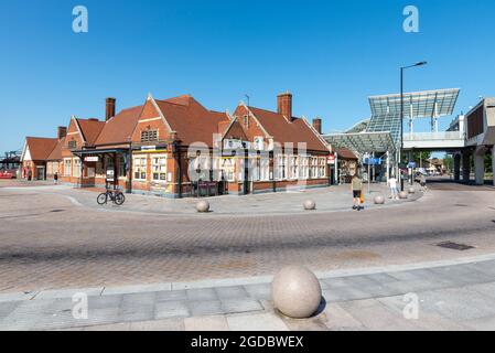 Southend Victoria Station ist eine von zwei großen Bahnhöfen in der Nähe von Southend-on-Sea, Essex, England. Shared Space. Mehr Anglia Stockfoto