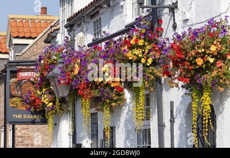 Traditioneller Pub UK; The Barrel, ein traditioneller englischer Pub mit bunten Blumen in Hängekörben, Walkington, Beverley Yorkshire UK Stockfoto