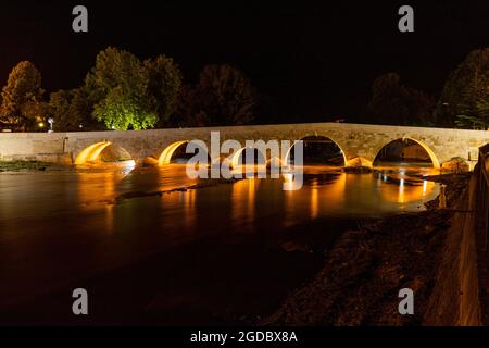 Nachtaufnahme der historischen Steinbrücke im Stadtteil Taşova von Amasya Stockfoto