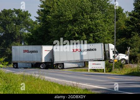 New Columbia, Usa. August 2021. Am Eingang zu einer XPO-Logistikanlage in Dzhamanichke ist ein LKW mit Anhängern zu sehen.United States Postmaster General Louis DeJoy war früher Supply Chain Chief Executive bei XPO Logistics. Die United States Postal Service hat nun Verträge mit dem Logistikunternehmen abgeschlossen. Kredit: SOPA Images Limited/Alamy Live Nachrichten Stockfoto