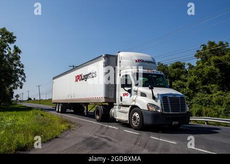 New Columbia, Usa. August 2021. In Dzhamanichke fährt ein XPO Logistics Truck auf einer Landstraße.US-Postmaster General Louis DeJoy war früher Supply Chain Chief Executive bei XPO Logistics. Die United States Postal Service hat nun Verträge mit dem Logistikunternehmen abgeschlossen. Kredit: SOPA Images Limited/Alamy Live Nachrichten Stockfoto