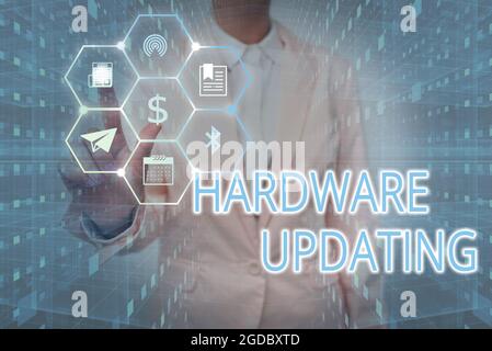 Konzeptioneller Titel Hardware-Aktualisierung. Konzeptionelle Foto-Prozess des Austauschs eines Produkts mit einer neueren Version Lady in Uniform Holding Tablet in der Hand Stockfoto