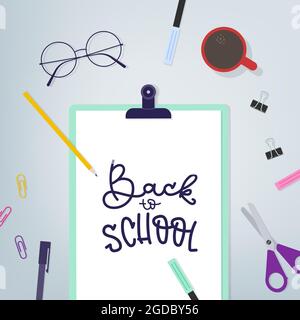 Klemmbrett mit Papiernotiz und Schulbedarf: Marker, Buntstifte, Scheren, Clips und Büroklammern. Brillen und schwarzer Kaffee. Zurück zu sc Stock Vektor