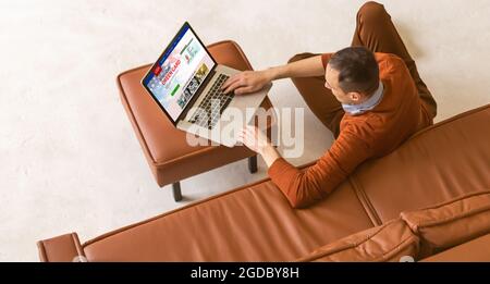 Mann mit Laptop auf der Website der United States Permanent Resident Card Stockfoto