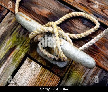 Klack auf dem Dock mit Schlange, die Boot hält Stockfoto