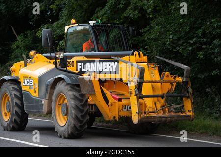Wendover, Buckinghamshire, Großbritannien. August 2021. Der bekannte Anblick von Flannery-Baufahrzeugen auf der A413 auf einem Gelände von HS2 Ltd. Quelle: Maureen McLean/Alamy Stockfoto
