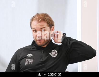 Montag, 15. August 2021 Oriam Sports Centre Edinburgh, Schottland, Großbritannien 10. Aug-21 Hearts Manager Robbie Neilson Pressekonferenz für Sonntage Premier Sports Cup Spiel gegen Celtic . Kredit: eric mccowat/Alamy Live Nachrichten Stockfoto