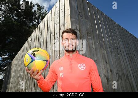 Montag, 15. August 2021 Oriam Sports Centre Edinburgh, Schottland, Vereinigtes Königreich 10. Aug-21 Hearts Craig Halkett Pressekonferenz für Sonntage Premier Sports Cup Spiel gegen Celtic . Kredit: eric mccowat/Alamy Live Nachrichten Stockfoto