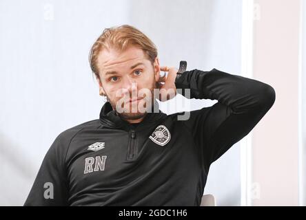 Montag, 15. August 2021 Oriam Sports Centre Edinburgh, Schottland, Großbritannien 10. Aug-21 Hearts Manager Robbie Neilson Pressekonferenz für Sonntage Premier Sports Cup Spiel gegen Celtic . Kredit: eric mccowat/Alamy Live Nachrichten Stockfoto