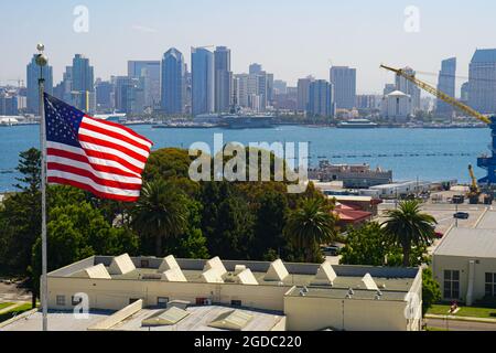 Die Innenstadt von San Diego, von der North Island Naval Air Station aus gesehen, bietet einen großartigen Blick auf hohe Gebäude und das USS Midway Museum Stockfoto