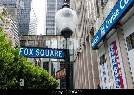 Fox Square Lamppost Schild, 1211 6th Avenue, NYC, USA Stockfoto