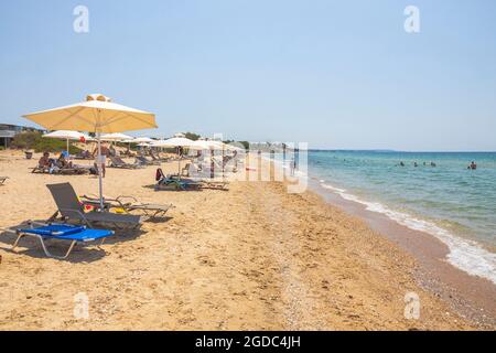 Erstaunliche Schönheit weißen Sandstrand von Griechenland. Türkisfarbenes Meerwasser und blauer Himmel. Schöner Hintergrund. Stockfoto