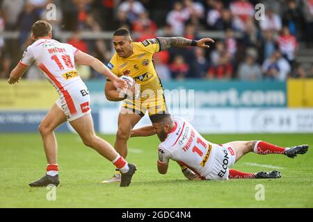 Peter Mata'utia (3) von Castleford Tigers wird von Joel Thompson (11) von St. Helens in Angriff genommen Stockfoto