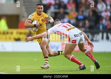 Peter Mata'utia (3) von Castleford Tigers wird von Joel Thompson (11) von St. Helens in Angriff genommen Stockfoto