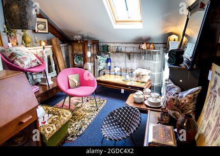 Möbel im Vintage- und Retro-Stil im Maltings Antiques-Shop in Sawbridgeworth, Großbritannien Stockfoto