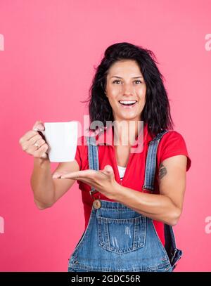 Guten Morgen. trinken Morgenkaffee. Laden Sie mit der Energie des Kaffees. Trinken energischen Getränk. Frau mit Milchbecher. Becher Kakao. Frisch gebrüht Stockfoto