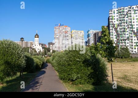 St. Petersburg, Russland-circa Jun, 2021: In der neuen Stadt Kudrovo, am Ufer des Okkervil-Flusses, befindet sich ein Landschaftspark. Die Leningrad RE Stockfoto