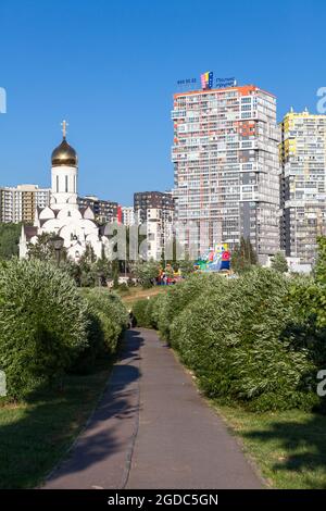 St. Petersburg, Russland-circa Jun, 2021: Die Kirche des Heiligen Apostels und Evangelisten Johannes des Evangelisten befindet sich im Okkervil Park. Die Kudrovo, Leningrader Regi Stockfoto