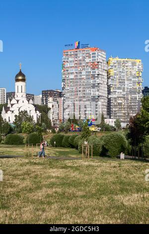 St. Petersburg, Russland-circa Jun, 2021: Die Kirche des Heiligen Apostels und Evangelisten Johannes des Evangelisten befindet sich im Okkervil Park. Der Bezirk Kudrowo, Lenin Stockfoto