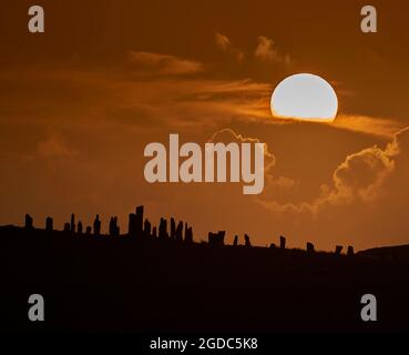 Tele-Objektiv, aufgenommen von Sonnenuntergang hinter Callanish stehenden Steinen an einem schönen Sommerabend in den Hebriden. Stockfoto