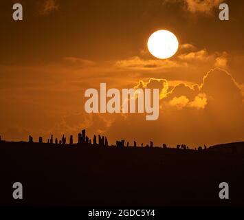 Tele-Objektiv, aufgenommen von Sonnenuntergang hinter Callanish stehenden Steinen an einem schönen Sommerabend in den Hebriden. Stockfoto