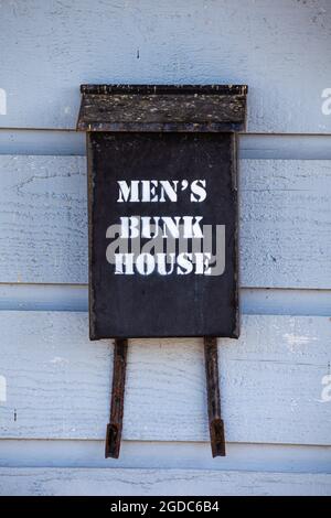 Briefkasten an der Außenseite des Men's Bunkhouse-Gebäudes im historischen Britannia Ship Yard in Steveston British Columbia, Kanada Stockfoto