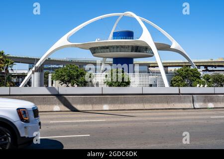 Das Themengebäude am Flughafen LAX ist ein modernes Design aus der Mitte des Jahrhunderts, das früher als das Restaurant Encounter bekannt war Stockfoto