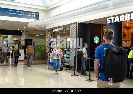 Reisende, die durch den Flughafen LAX in Los Angeles laufen Stockfoto