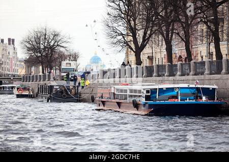 St. Petersburg, Russland-ca. Mai 2021: Flache Schiffe und Boote liegen auf dem Wasser des Fontanka-Flusses. Reisen Sie auf dem Wasser, um wunderschöne Orte zu sehen Stockfoto