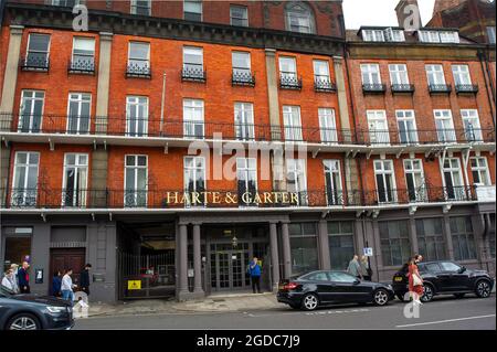 Windsor, Großbritannien. August 2021. Das harte and Garter Hotel, das angeblich zum Crown Estate gehört, bleibt geschlossen und wartet auf neue Mieter. Quelle: Maureen McLean/Alamy Stockfoto