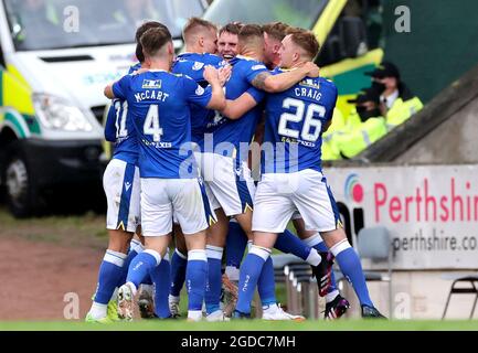 Die Spieler von St. Johnstone feiern, nachdem Galatasaray-Torwart Ismail Cipe (nicht abgebildet) während der dritten Qualifikationsrunde der UEFA Europa Conference League, dem zweiten Beinspiel im McDiarmid Park, Perth, ein eigenes Tor erzielt hat. Bilddatum: Donnerstag, 12. August 2021. Stockfoto