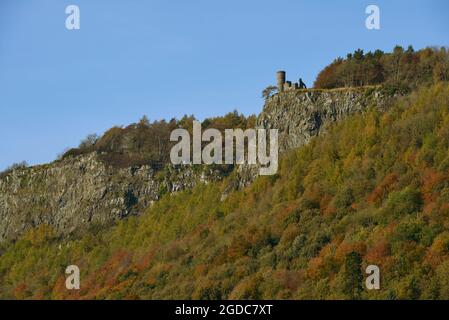 Der Kinnoull Hill Tower ist eine viktorianische Torheit mit Blick auf den Fluss Tay, die gebaut wurde, um die Ruinen entlang des Rheins in Deutschland nachzuahmen Stockfoto