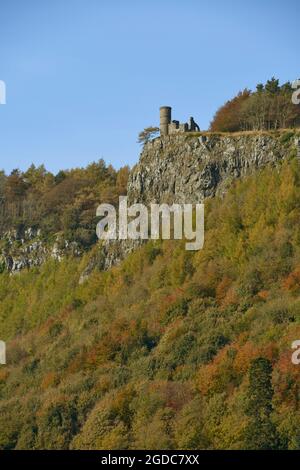 Der Kinnoull Hill Tower ist eine viktorianische Torheit mit Blick auf den Fluss Tay, die gebaut wurde, um die Ruinen entlang des Rheins in Deutschland nachzuahmen Stockfoto