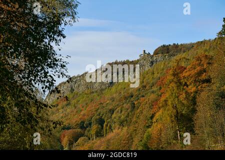 Der Kinnoull Hill Tower ist eine viktorianische Torheit mit Blick auf den Fluss Tay, die gebaut wurde, um die Ruinen entlang des Rheins in Deutschland nachzuahmen Stockfoto