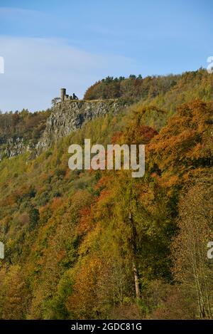 Der Kinnoull Hill Tower ist eine viktorianische Torheit mit Blick auf den Fluss Tay, die gebaut wurde, um die Ruinen entlang des Rheins in Deutschland nachzuahmen Stockfoto