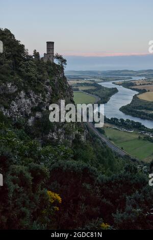 Der Kinnoull Hill Tower ist eine viktorianische Torheit mit Blick auf den Fluss Tay, die gebaut wurde, um die Ruinen entlang des Rheins in Deutschland nachzuahmen Stockfoto