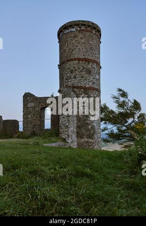 Der Kinnoull Hill Tower ist eine viktorianische Torheit mit Blick auf den Fluss Tay, die gebaut wurde, um die Ruinen entlang des Rheins in Deutschland nachzuahmen Stockfoto