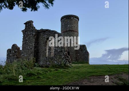 Der Kinnoull Hill Tower ist eine viktorianische Torheit mit Blick auf den Fluss Tay, die gebaut wurde, um die Ruinen entlang des Rheins in Deutschland nachzuahmen Stockfoto