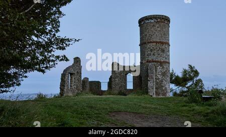 Der Kinnoull Hill Tower ist eine viktorianische Torheit mit Blick auf den Fluss Tay, die gebaut wurde, um die Ruinen entlang des Rheins in Deutschland nachzuahmen Stockfoto