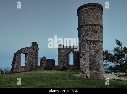 Der Kinnoull Hill Tower ist eine viktorianische Torheit mit Blick auf den Fluss Tay, die gebaut wurde, um die Ruinen entlang des Rheins in Deutschland nachzuahmen Stockfoto