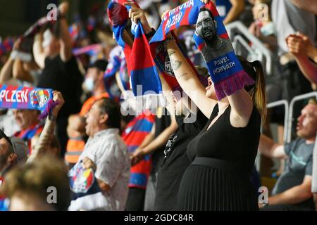 Pilsen, Tschechische Republik. August 2021. Fans von Pilsen während der 3. Qualifikationsrunde der European Football Conference League kehren zum Spiel Viktoria Pilsen gegen die Neuen Heiligen (TNS) in Pilsen, Tschechische Republik, am 12. August 202 zurück. Kredit: Miroslav Chaloupka/CTK Foto/Alamy Live Nachrichten Stockfoto