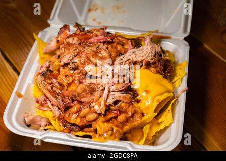 Cheesy BBQ zog Schweinefleisch Nachos Stockfoto