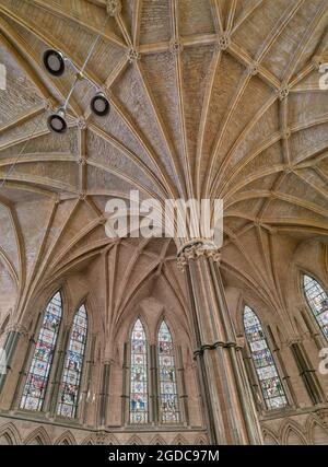 Das Kapitelhaus aus dem dreizehnten Jahrhundert (Treffpunkt für Kanonen) und seine gewölbte Decke in der christlichen Kathedrale in Lincoln, England. Stockfoto