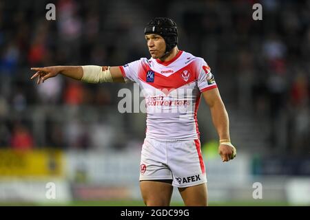 Jonny Lomax (6) von St. Helens gibt seinem Team Anweisungen Stockfoto